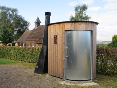 neue Toilette auf dem Friedhof Feggendorf